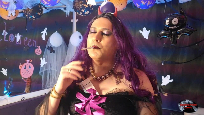 HollyCox: Holly vrăjitoarea frumoasă care fumează