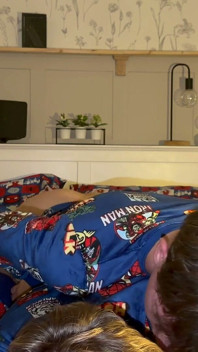 Coppia di twink scopa a letto, poi sborrate solitarie