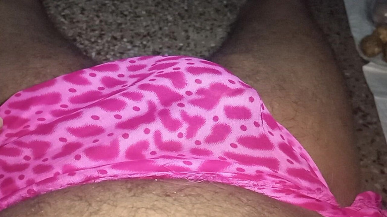 Fucking my wife: 我的印度大学妻子操逼小穴