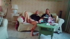 Crazyfamily 1970: 和我的继母一个普通的夜晚，她看电视，我向她撸管