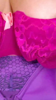 Grandes tetas naturales se burlan de y juegan con juguete tetona milf en la cam - clip de archivo