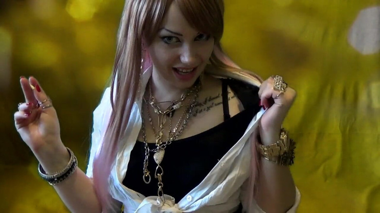 Goddess Misha Goldy: Hepsi altın içinde içiyor