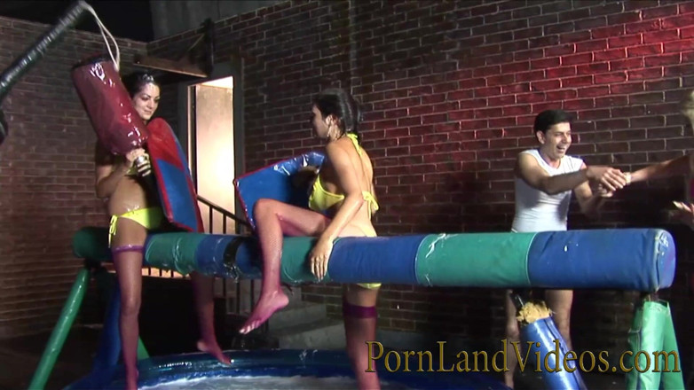 Pornland videos: pool paarti ke baad bikni pahni larkiyan chud rahi hain