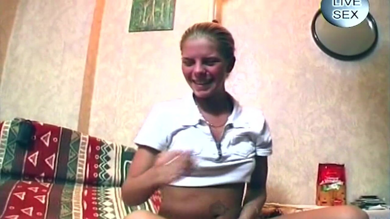 TRASHPORN: Nena rubia se estira con puño y polla palpitante