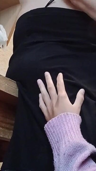 Můj přítel mě nachytal s jeho mámou, ale neviděl nás při sexu, protože jsem byl pod její sukní