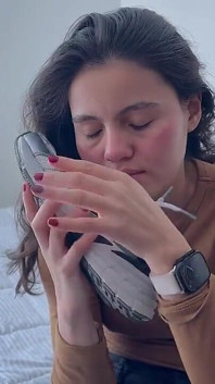 Une femme se touche et a des orgasmes en se touchant, sentant et sent ses pieds