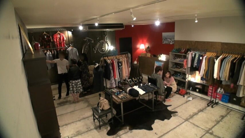 CherryBONBON: Te veel geheime blikken naar de verleidelijke bediende in een...