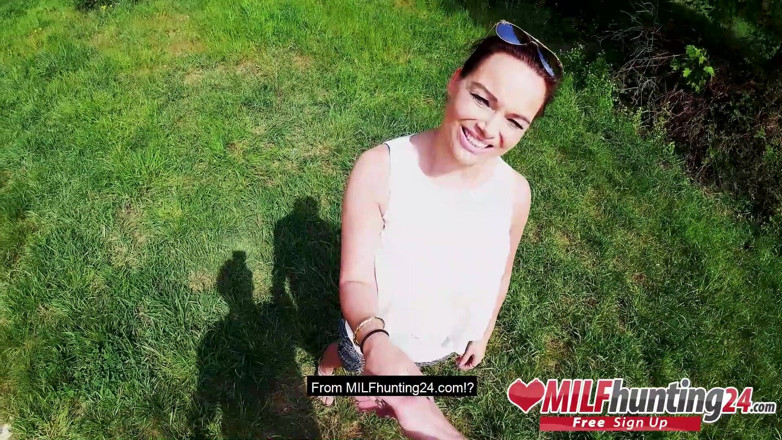 MILF Hunter 24: Milf caçadora fode Priscilla no parque! (INGLÊS)
