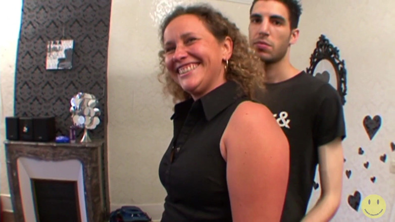 French Amateur Porn: Sylvie cu țâțe naturale este voroasă ca iadul