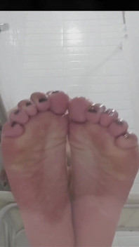 Mostrando mis pies y coño en la ducha