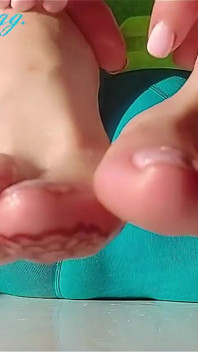 Masaj la picioare, picioare umede, alunecoase de la picioare, lovituri la picior, lovituri cu unghii frumoase pedichiură sexy Ginnagg