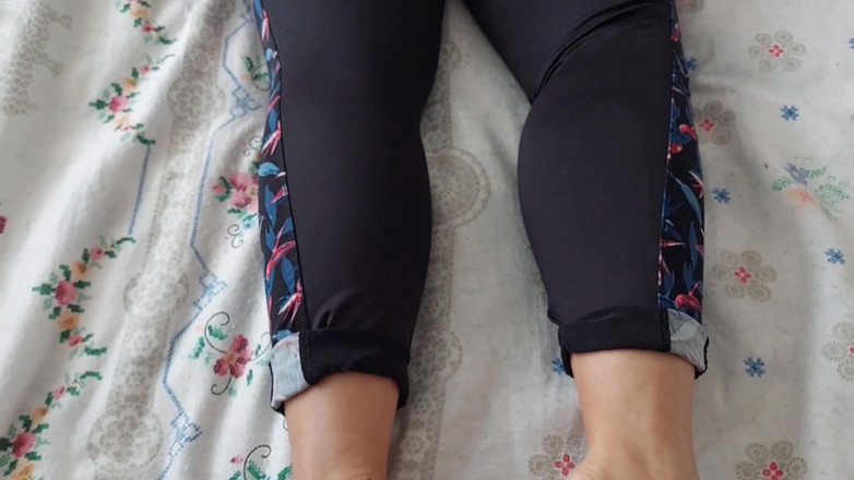 Selena701: 业余金发成熟妻子享受恋足癖和性爱