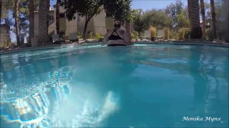 BBW Pleasures: Ssbbw havuzda su altında yürüyor