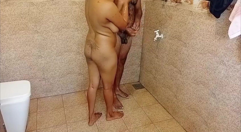 SLXXStudio: Vrouw Wordt Geneukt in De Badkamer Met Man En Vriend