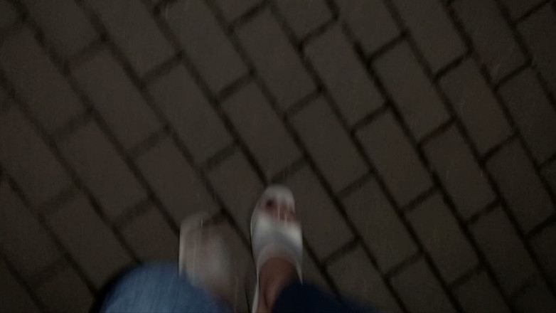 Heelex: Crossdresser s krásnými chodidly ve velmi sexy wedge vysokých podpatcích