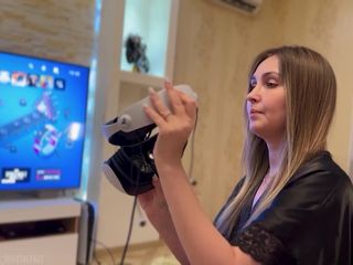 Alina Rai: Nevlastní syn šuká macechu, zatímco ona je ve virtuální realitě
