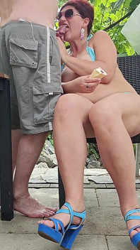 Hermosa bikini azerbaiyana lamió helado y se corrió en la cara