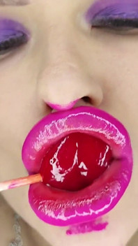 Valentijnsdag lipfetisj zuigen lolly en zoenen