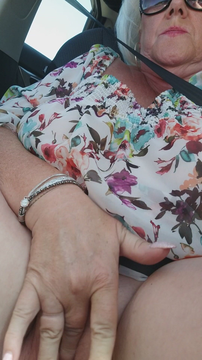 EroticOnlyClips: 공공 장소에서 보지를 욱신거리는 금발의 손가락