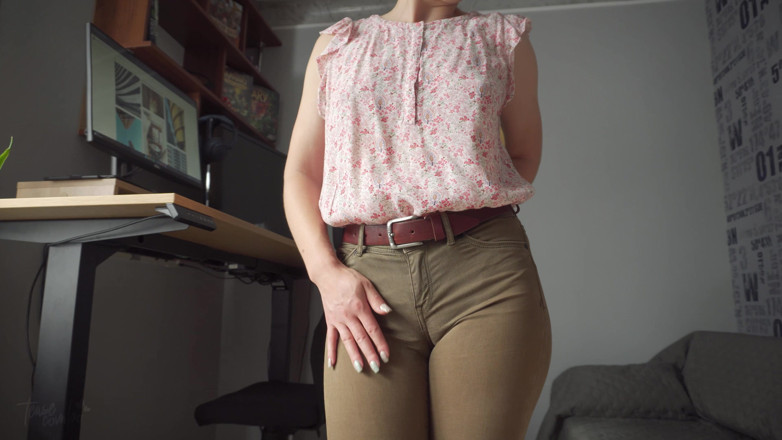 Teasecombo 4K: Une collègue coquine exhibe sa chatte de Wedgie