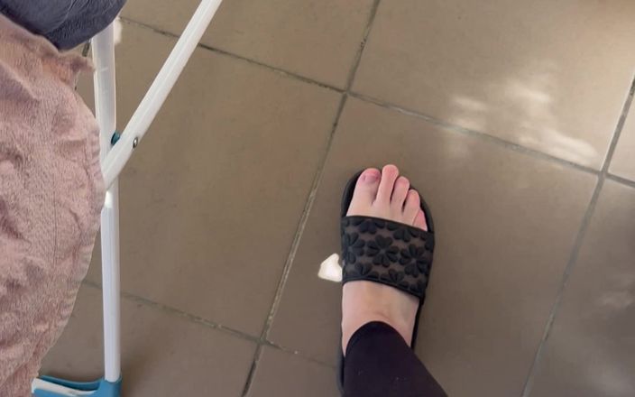 Feet: 脚穿人字拖，穿着人字拖行走