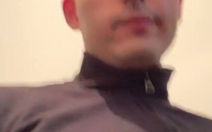 Twinkboy82: Alman twink çocuk merdiven boşluğunda mastürbasyon yapıyor