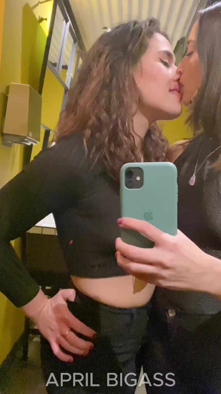 April BigAss: Trójkąt sika na ulice Argentyny, Mar Del Plata, 2 dziwki razem !!...
