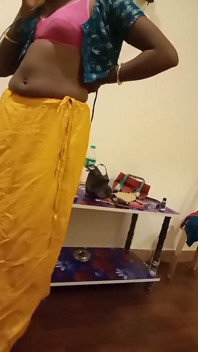 Egzotyczna rogacz żona dokucza kochankowi w Pink Stanik Saree Navel Show w Hotelu Bliss przez Hotwifeplayx!