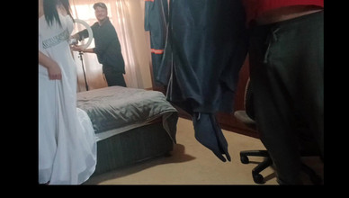 Mysticbabe: 내 새아빠와 그의 친구가 동시에 나를 따먹고 싶었고, 내 정액이 쪼이는 보지를 쳐다보고 있어