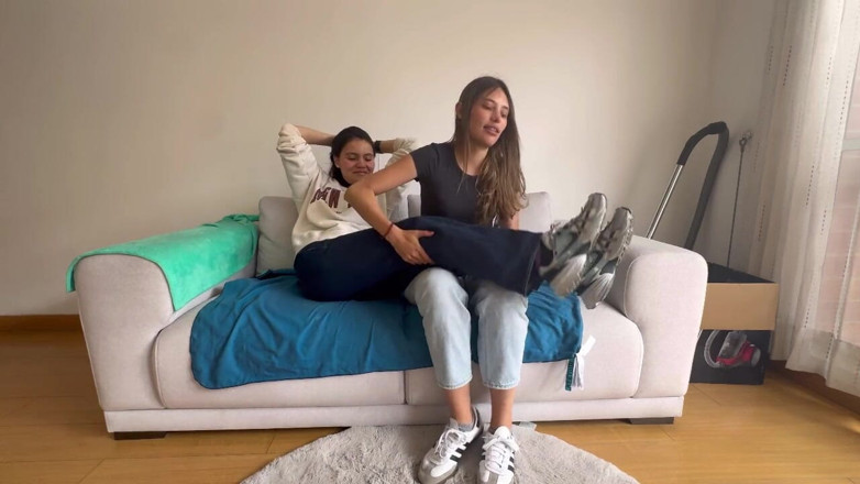 scarlettandc: Kız arkadaşım orgazm olana kadar terli, kirli ayaklarımı koklayarak ve...