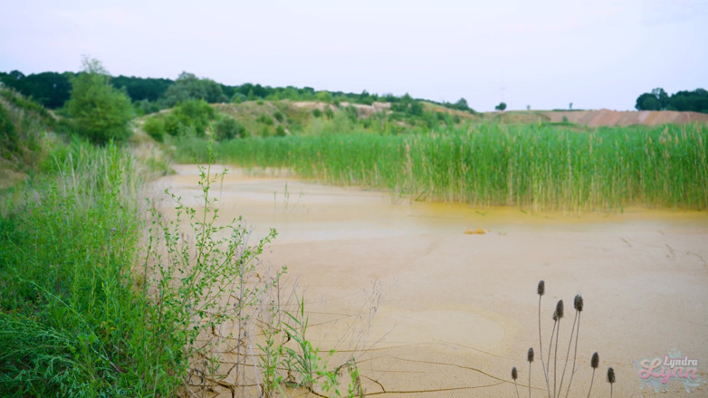 Lyndra Lynn: Orgasm in lake of mud