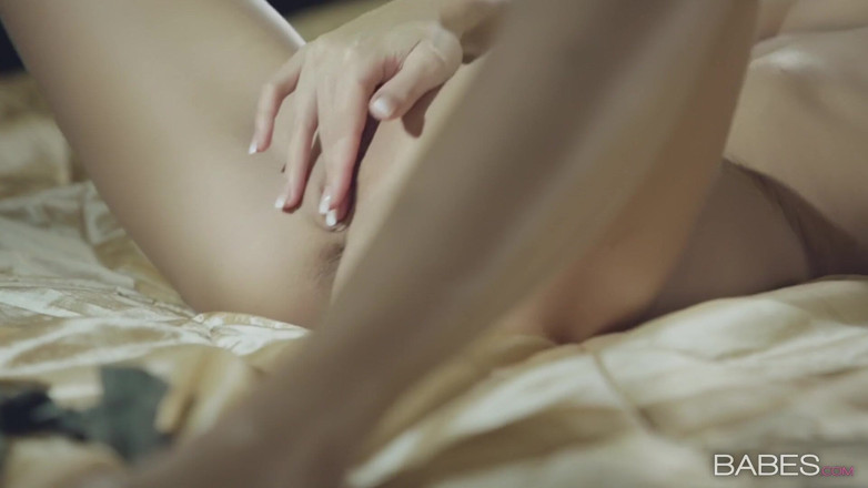 Babes: Chicas - femme fatale Sabrisse ama el tiempo en solitario