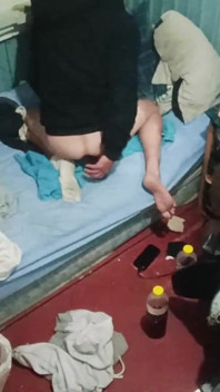 Lelaki gay muda membuka pantatnya