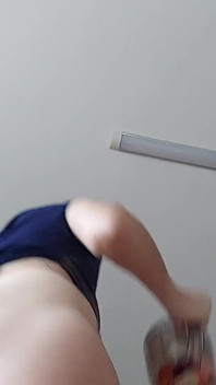 Latina gostosa com bunda grande, buceta peluda, grandes mamas, bunda grande. Tesuda madrasta tira roupa