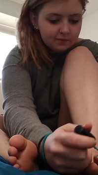 Sophia mewarnakan kukunya
