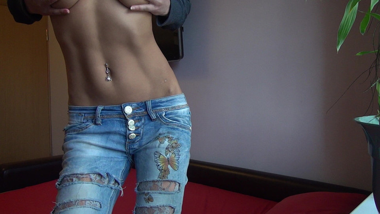 Java Consulting: Kassiana se desnuda en la cama de su hermanastra