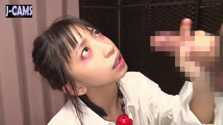 J-Cams: Piccola bellezza liscia. Lei fa andare il ritmo ancora ed...