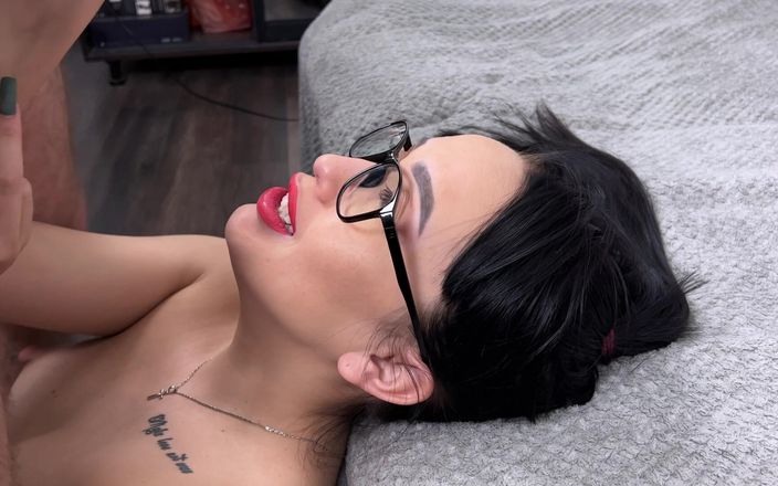 AnGelya G: Sání a lízání koulí, stříkání na obličej s brýlemi