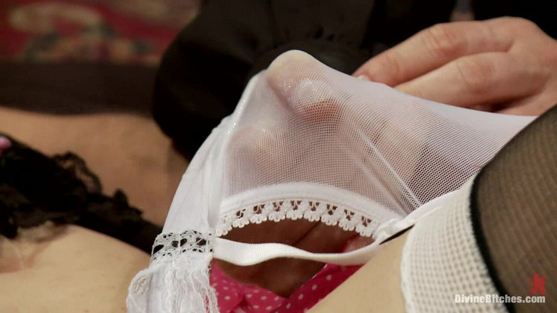 Divine Bitches by Kink: エロティックな屈辱