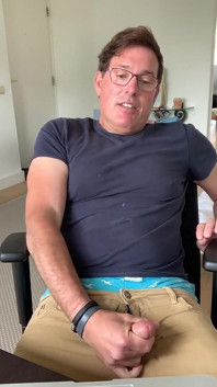 Eiaculazione intensa dopo aver portato al limite per diverse ore, indosso dei boxer, i miei pantaloni e la camicia che mi sego.