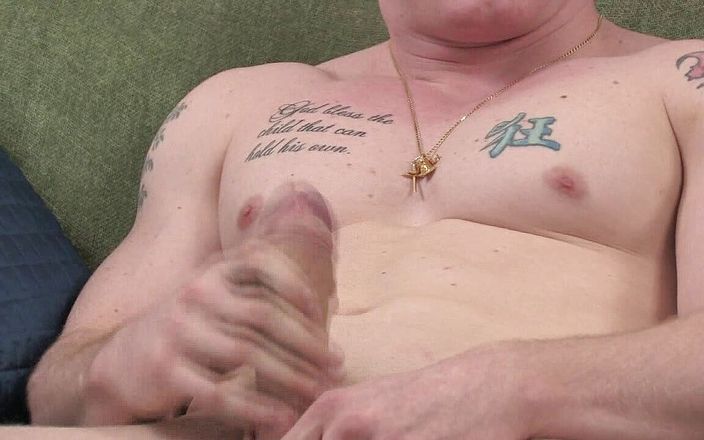 HomoStag: Um homem sério em uma tatuagem acaricia seu parafuso enquanto...
