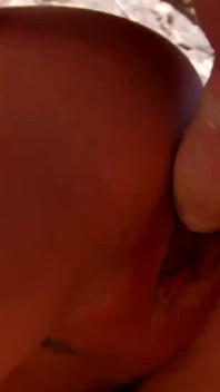 Супер горячую милфу-блондинку забрызгивают горячей порцией спермы на ее большие сиськи