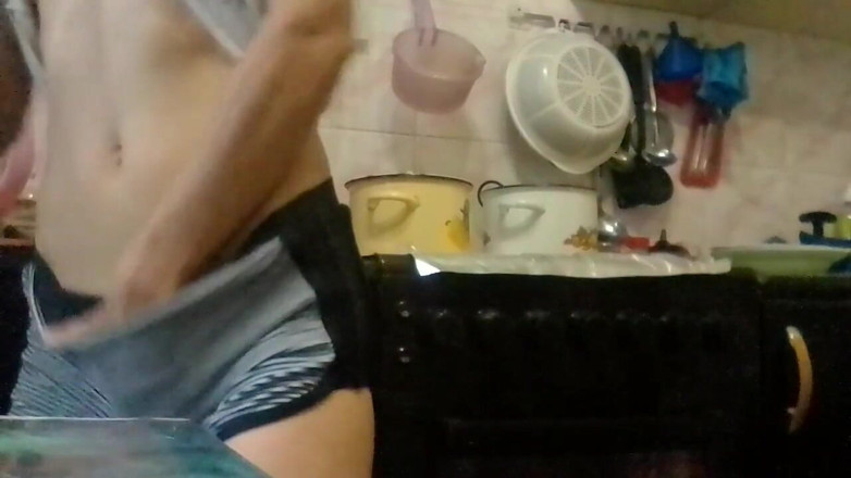 Lesbian-candys: Masturbuji v kuchyni, zatímco moji rodiče sledují televizi ve druhém...