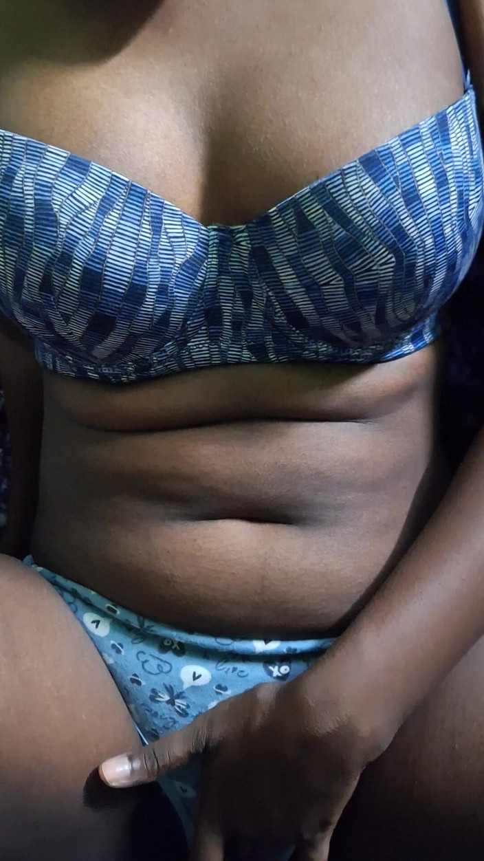 Kristy Mia: Fată indiană studentă care își expune țâțele