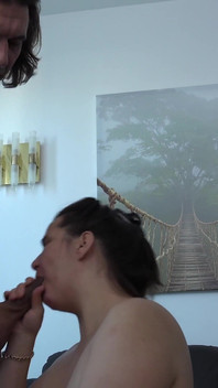 Trío con una mujer madura cachonda con un coño peludo y grandes tetas rellenando su coño