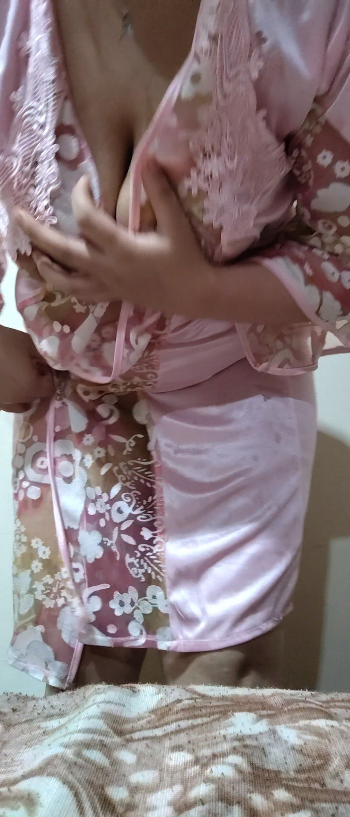 Ali Muhammad: 一个句子女孩在镜头前脱下内衣