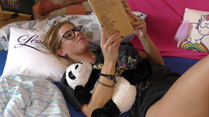 Leon Lambert Girls Twerk Parties CFNM: Adorabile ragazza in una grande maglietta sul letto