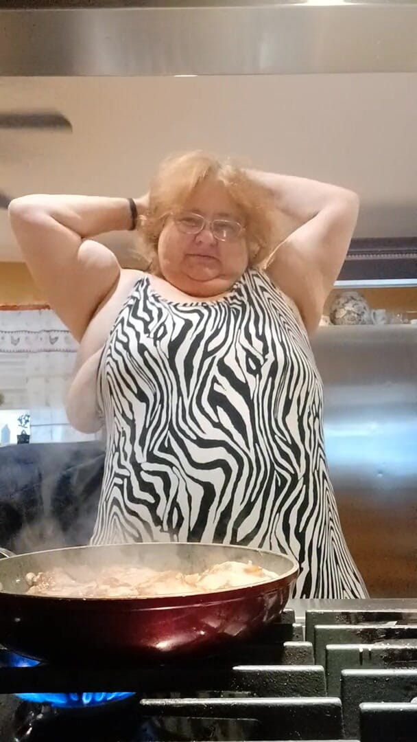 BBW nurse Vicki adventures with friends: Je cuisine des côtelettes de porc pour le dîner et...