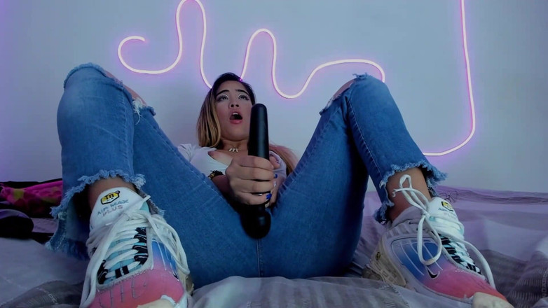 ScarlettKent: Si blonde seksi mengalami orgasme yang menakjubkan dengan alat penggetarnya...