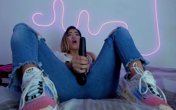 ScarlettKent: Сексуальная блондинка испытывает удивительный оргазм с ее вибратором и сквиртует в ее синих джинсах